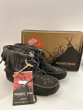 Manitobah Mukluks Keewatin Suede Vibram Boots – Charcoal – Size 7 – NIB